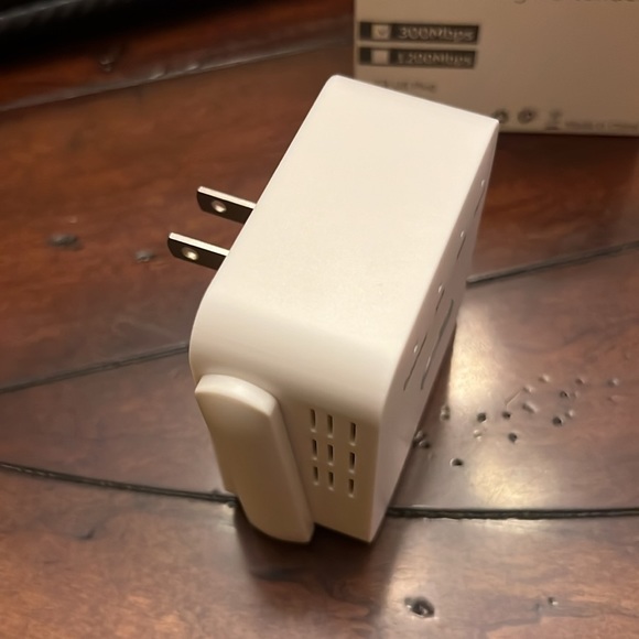 Plug-in Wi-Fi Repeater - Range Extender (300Mbps) 2.4GHz 802.11n/g/b • NIB - Picture 3 of 10